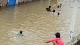 बाढ़ के पानी में मौत का खेल, सेल्फी-रील के चक्कर में जान जोखिम में डाल रहे बच्चे और युवा