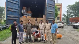 कपड़ों के बंडलों में छिपाकर लाई जा रही&hellip;