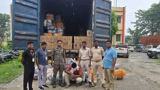 कपड़ों के बंडलों में छिपाकर लाई जा रही थी शराब की खेप, 2208 लीटर विदेशी शराब जब्त
