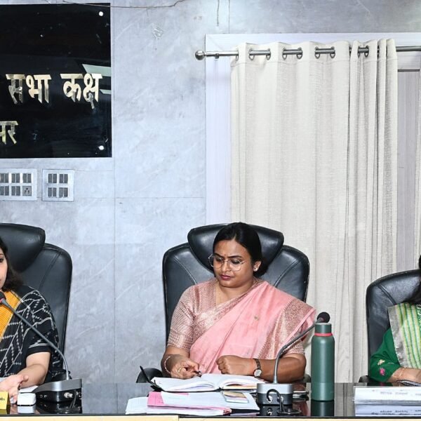 बक्सर में विकास योजनाओं पर डीएम का सख्त…