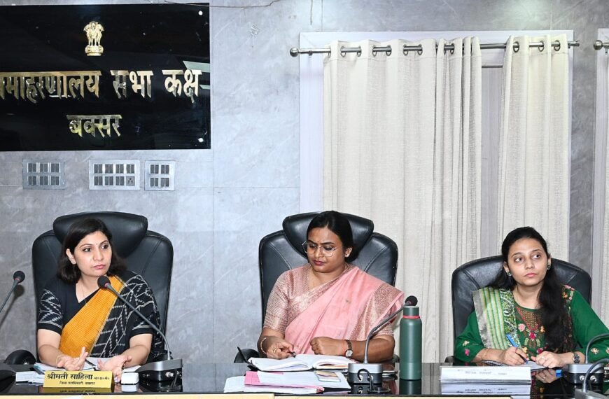 बक्सर में विकास योजनाओं पर डीएम का सख्त रुख, हर पंचायत में 10 सरकारी ढांचों के जीर्णोद्धार का निर्देश