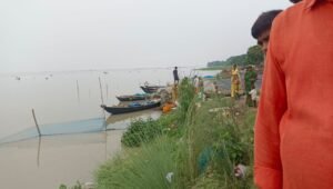बाढ़ के बीच हसनपुर-धमौन पहुंचे प्रभारी सचिव: राहत&hellip;