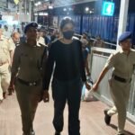 एसी फर्स्ट क्लास में शराब की खेप से हड़कंप: 22 वर्षीय युवती गिरफ्तार, महंगी ब्रांड की बोतलें बरामद
