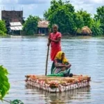 गंगा के सैलाब में डूबा आशियाना: थर्मोकोल की नाव पर पत्नी, पति ने कहा- सांस रहेगी तो हाथ नहीं छूटेगा