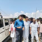 बाढ़ के बीच नाव पर निकले नित्यानंद राय: पीड़ितों तक पहुंचाया राहत, मोहनपुर में हालात देख अफसरों को दिए त्वरित राहत के निर्देश