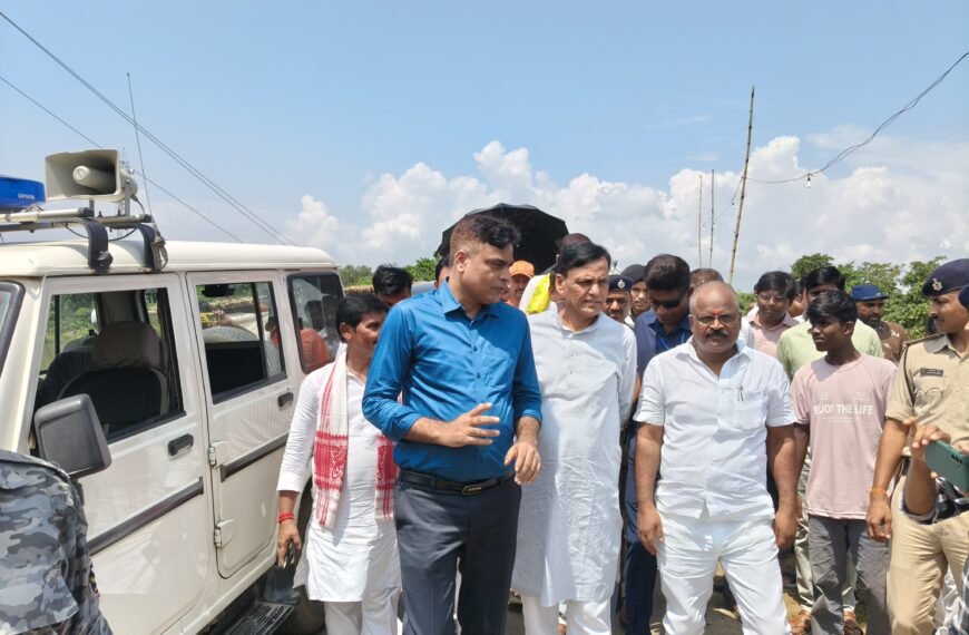 बाढ़ के बीच नाव पर निकले नित्यानंद राय: पीड़ितों तक पहुंचाया राहत, मोहनपुर में हालात देख अफसरों को दिए त्वरित राहत के निर्देश
