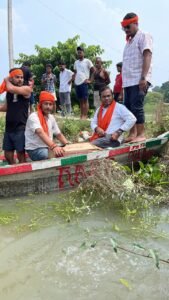 बाढ़ में फंसे सैकड़ों परिवारों तक नाव से&hellip;