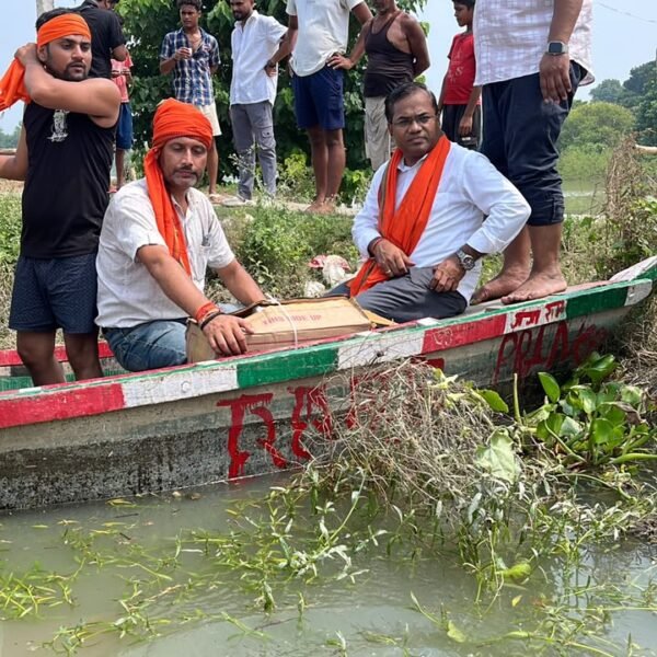 बाढ़ में फंसे सैकड़ों परिवारों तक नाव से&hellip;