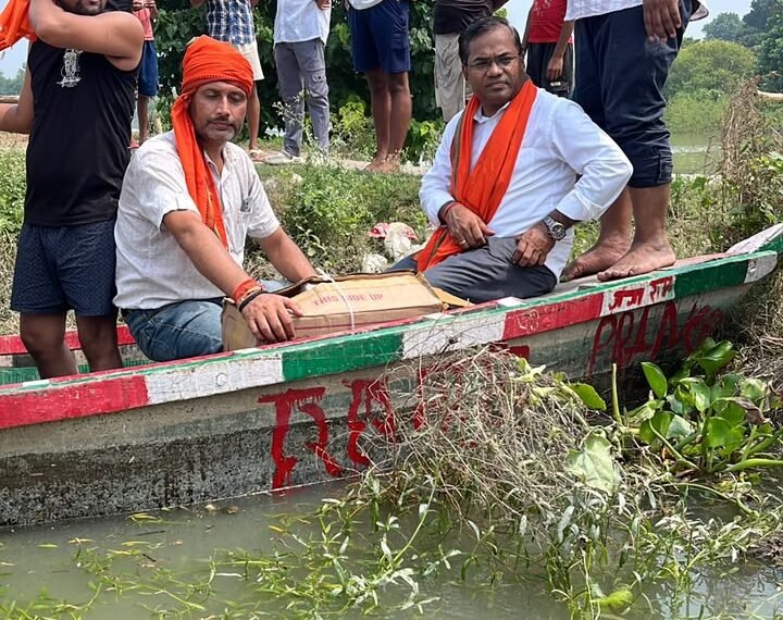 बाढ़ में फंसे सैकड़ों परिवारों तक नाव से पहुंची राहत, डॉ. मनोज कुमार सिंह ने संभाली मदद की कमान