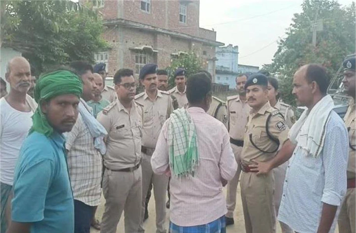 सड़क पर पानी गिराने को लेकर खूनी जंग, देवर-भाभी की मौत से मचा हड़कंप