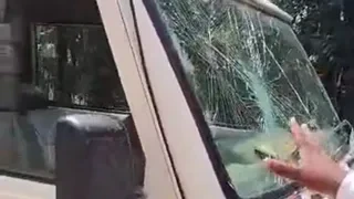 शराब के धंधेबाज को पकड़ने पहुंची पुलिस टीम पर हमला: महिला जवान समेत चार घायल, पुलिस वाहन भी क्षतिग्रस्त