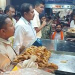 मिठाई खाते ही एक ही परिवार के 9 लोग बीमार: अस्पताल में मची अफरातफरी, दुकान सील