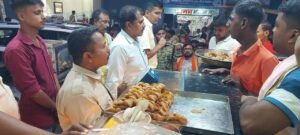 मिठाई खाते ही एक ही परिवार के 9&hellip;