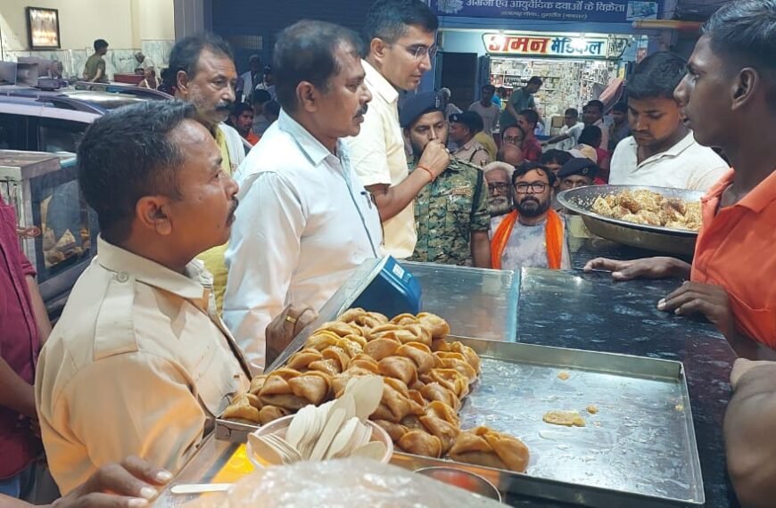 मिठाई खाते ही एक ही परिवार के 9 लोग बीमार: अस्पताल में मची अफरातफरी, दुकान सील