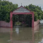 कोसी का कहर: रेलवे लाइन बांध का 15 मीटर हिस्सा टूटा, कई गांवों में घुसा बाढ़ का पानी