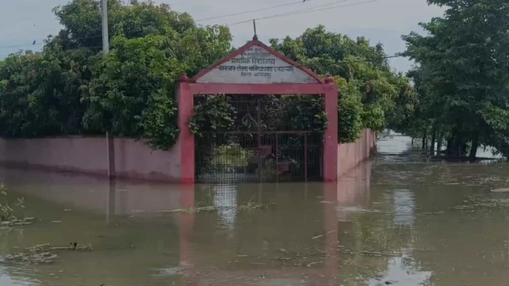 कोसी का कहर: रेलवे लाइन बांध का 15 मीटर हिस्सा टूटा, कई गांवों में घुसा बाढ़ का पानी