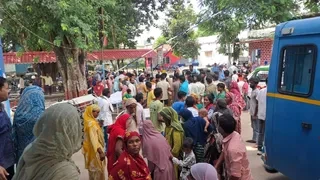 हरियाबारा टोल के पास तेज रफ्तार ट्रक ने बाइक को मारी टक्कर: एक की मौत, दो गंभीर, दो मासूमों के सिर से उठा पिता का साया