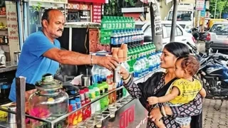 चाय की दुकान बनी ममता की मिसाल: 35 साल से जरूरतमंद बच्चों को मुफ्त दूध पिला रहे टुन्ना बाबा, भाई की अनूठी परंपरा को जिंदा रखा