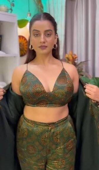 बाढ़ के बीच लोगों के&hellip;