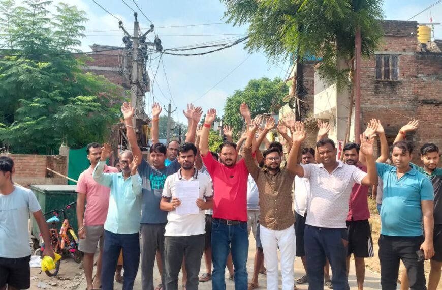 जंगली शिव मंदिर रोड पर घटिया निर्माण का आरोप, महीनों से बदहाल सड़क के खिलाफ भड़का लोगों का आक्रोश