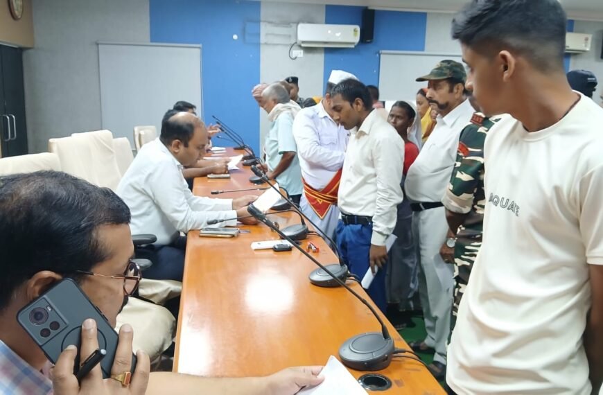जन संवाद में उमड़ी फरियादों की भीड़, डीएम ने अफसरों को दिया सख्त निर्देश—देरी बर्दाश्त नहीं