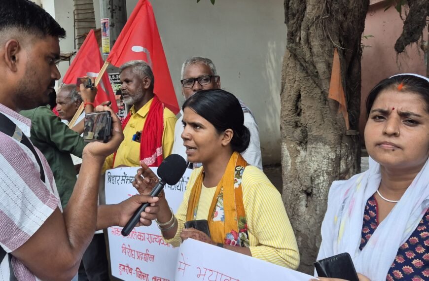 बाढ़ की तबाही पर माले का हल्लाबोल, डुमरांव में गरजी आवाज—पीड़ितों को उनके हाल पर छोड़ना मंजूर नहीं