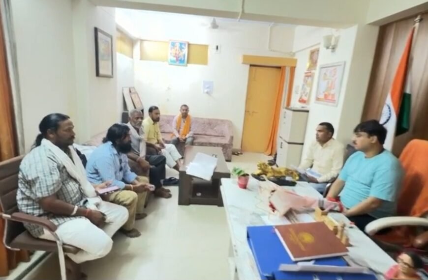 सरकारी आवास पर लगा फरियादियों का तांता, पिछड़ा वर्ग आयोग के सदस्य ने सुनीं नागरिकों की समस्याएं