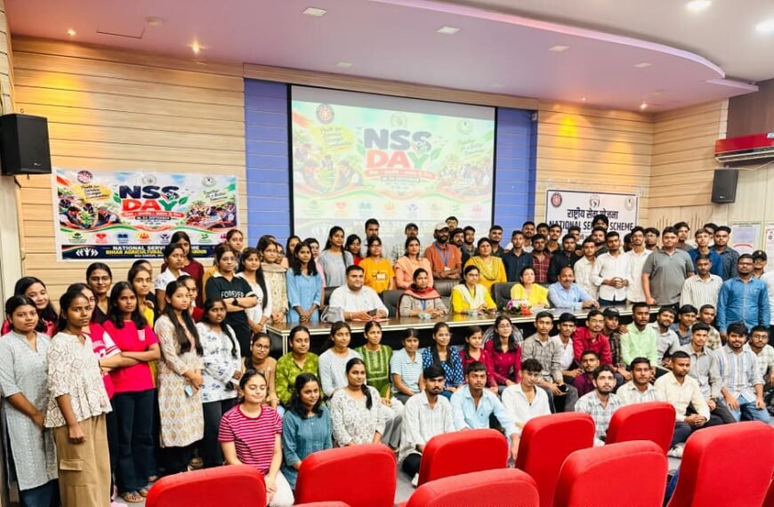 NSS दिवस पर सेवा की मिसाल: बाढ़ पीड़ितों के लिए जुटाए ₹50 हजार, खाद्य सामग्री और कपड़े