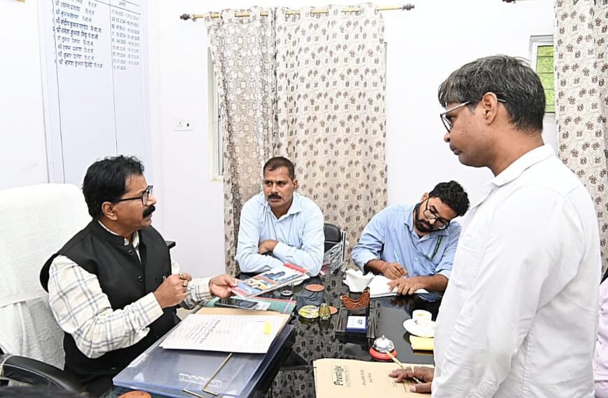 राजस्व विभाग के अपर सचिव का बक्सर में निरीक्षण, जमीन के रिकॉर्ड से ऑनलाइन सेवाओं तक जांच