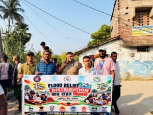 बाढ़ के बीच मदद को आगे आए छात्र,&hellip;