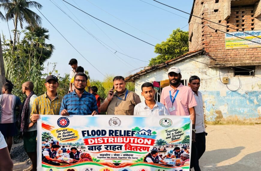 बाढ़ के बीच मदद को आगे आए छात्र, फरका गांव में 40 से अधिक NSS स्वयंसेवकों ने बांटी राहत