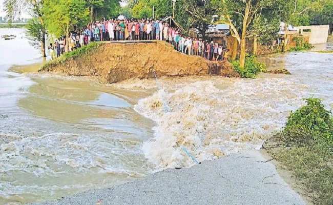 गंडक का रौद्र रूप: NH-102 पर 4 फीट पानी, भारी वाहनों के पहिए थमे