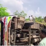 अनंतगिरि घाट पर मौत का सफर: बेकाबू निजी बस पलटी, चार महिलाओं की मौत, 15 घायल