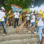 बूढ़ी गंडक के घाट पर उतरे अफसर और 200 से ज्यादा युवा, चलाया महास्वच्छता अभियान