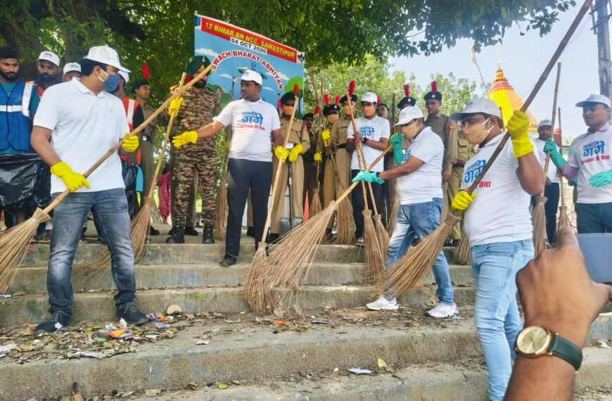 बूढ़ी गंडक के घाट पर उतरे अफसर और&hellip;