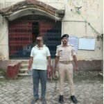 शराब तस्करी पर खानपुर पुलिस का बड़ा प्रहार, वर्षों से फरार आरोपी संजय पासी घर से गिरफ्तार
