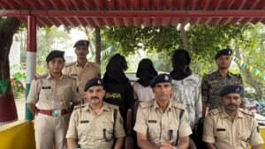 हथियार के बल पर बाइक लूटने वाले तीन&hellip;