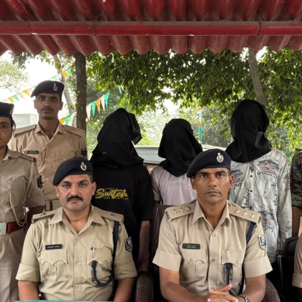 हथियार के बल पर बाइक लूटने वाले तीन&hellip;
