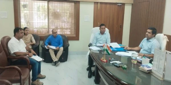 लापरवाही पर डीएम का कड़ा वार, लंबित योजनाओं…