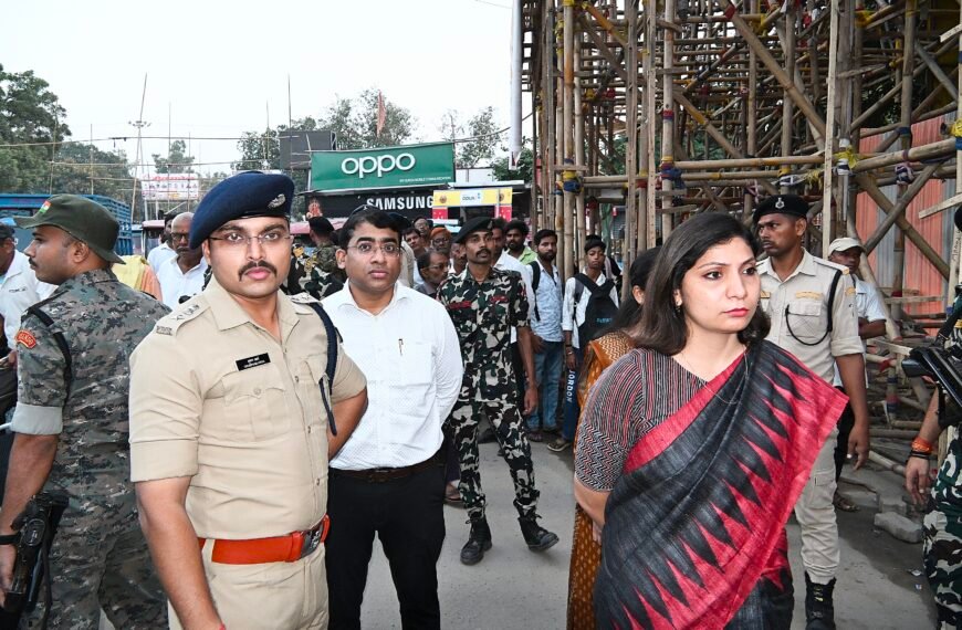 दुर्गा पूजा पर बक्सर में प्रशासन अलर्ट: डीएम-एसपी ने पूजा स्थलों का लिया जायजा, भीड़ और सुरक्षा पर कड़ी नजर
