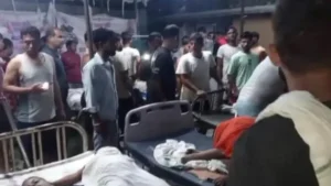 भोज में शामिल होने निकले ग्रामीणों की नाव&hellip;