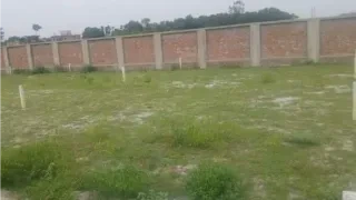 थाने से 200 मीटर दूर करोड़ों की सरकारी जमीन पर कब्जे का आरोप, दीवार और सड़क बनाकर शुरू हुई खरीद-बिक्री