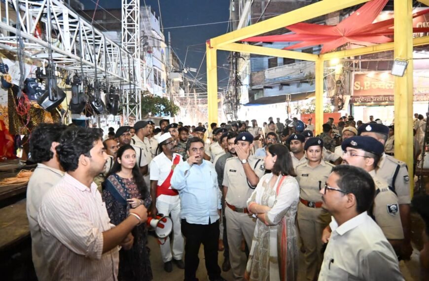 दशहरा से पहले बक्सर में सुरक्षा शो: सड़कों पर उतरी पुलिस, किला मैदान में रावण वध की तैयारियों का भी लिया जायजा