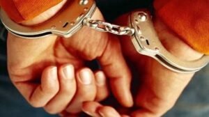 पुलिस को देखते ही भागा युवक: पीछा कर&hellip;