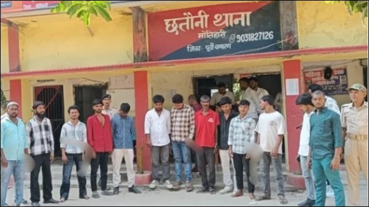दुर्गा पूजा मेले में शराबियों का तांडव: नशे में हुड़दंग करते 13 युवक गिरफ्तार, ब्रेथ एनालाइजर ने खोली पोल